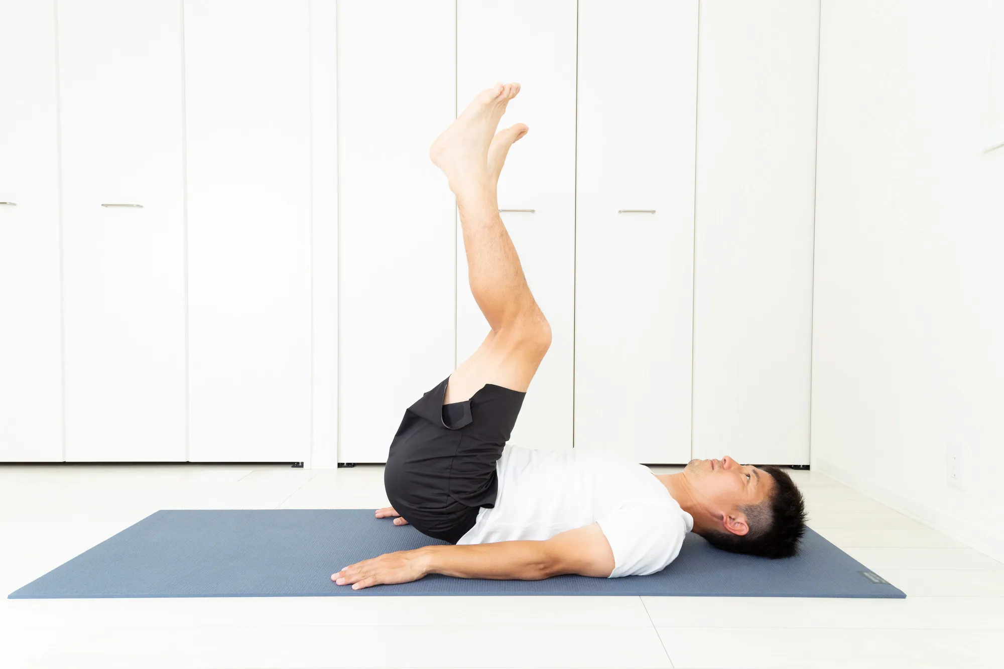 Asian male doing leg raises